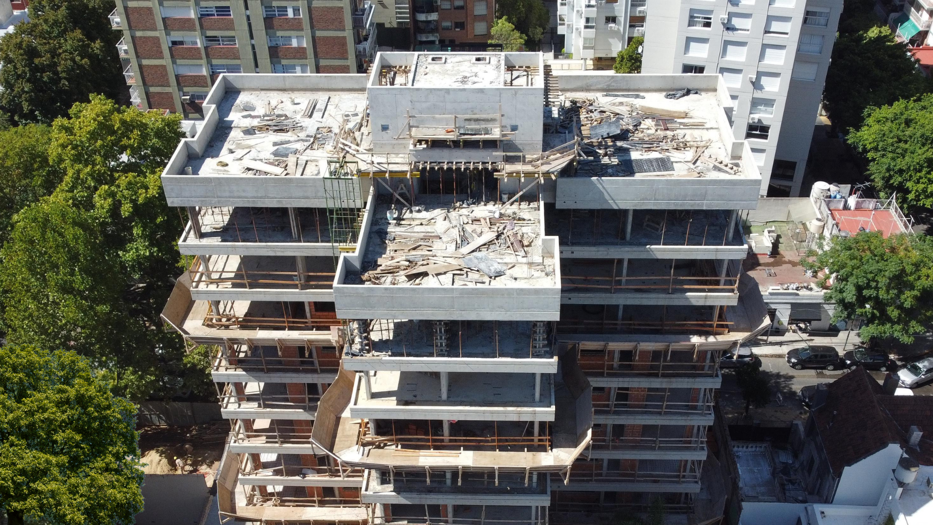 Edificio en construcción visto desde altura